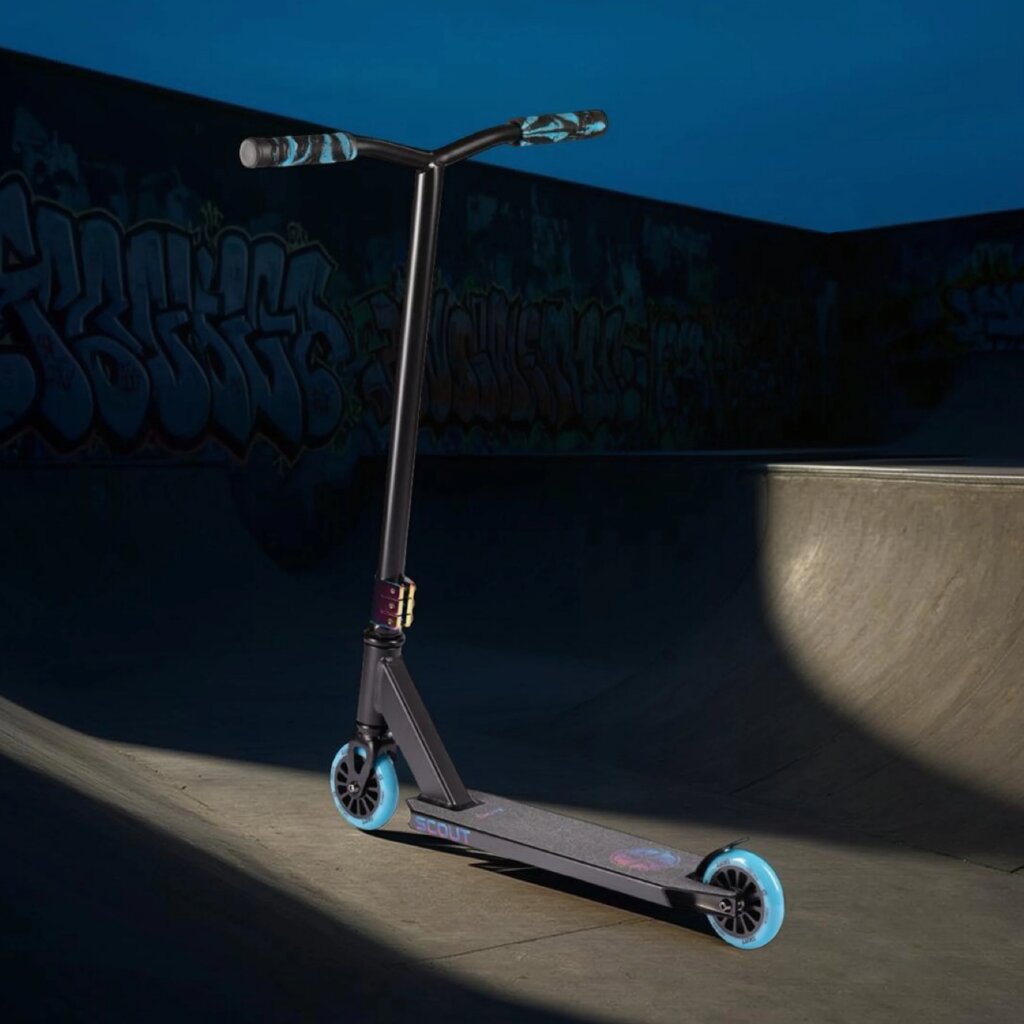 SKITT Freestyle koloběžka SCOUT Black Rainbow pro nejmenší od 105 cm lifstyle profil 2